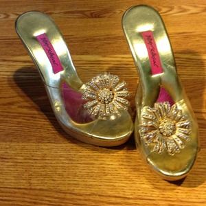 Betsy Johnson gold flower heels