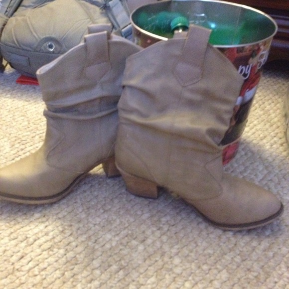 Mini boots