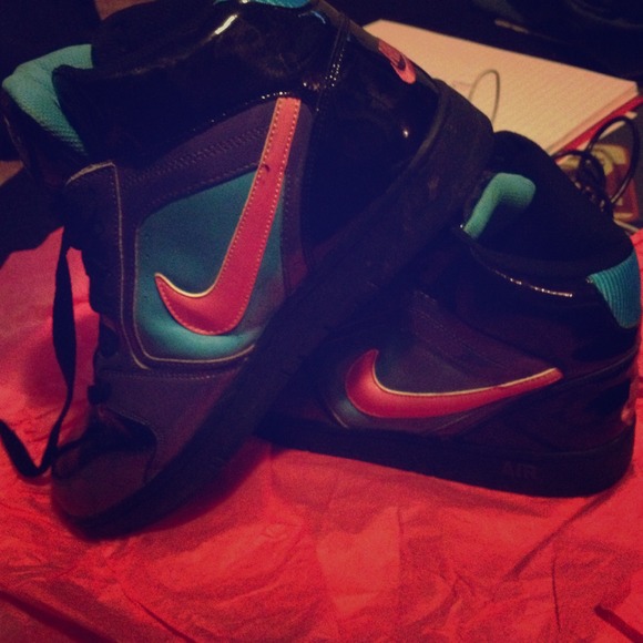 NEVER BEEN WORN FLORESCENT HIGHTOP NIKES