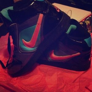 NEVER BEEN WORN FLORESCENT HIGHTOP NIKES