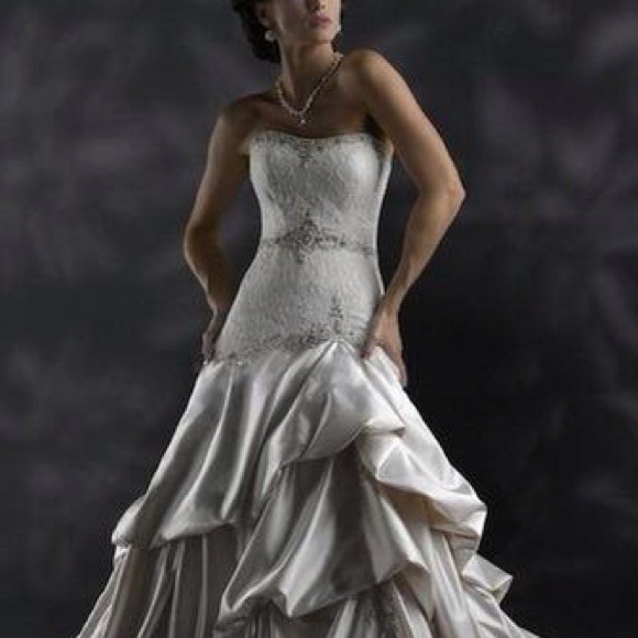 Wedding Gown. Sz 6. Oyster Color