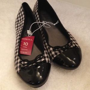 Black houndstooth flats