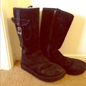 Black zip up uggs with cargo pocket