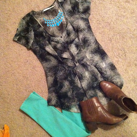 ❌SOLD❌Black and grey feather print top / tunic