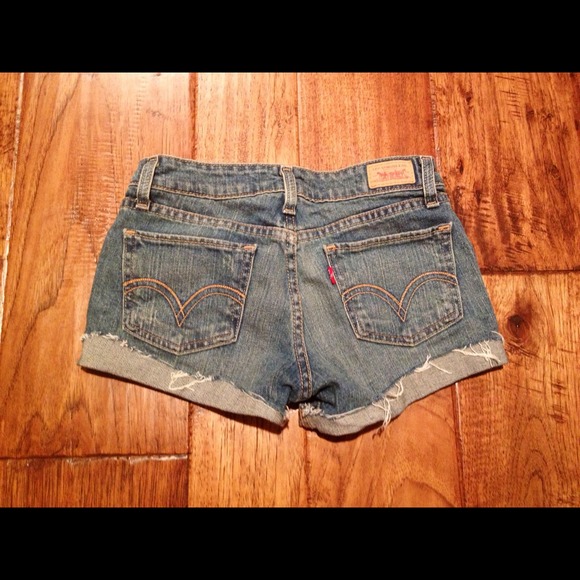 ❌ SOLD ❌ Levi's Denim Cut-Off Shorts - Picture 2 of 2