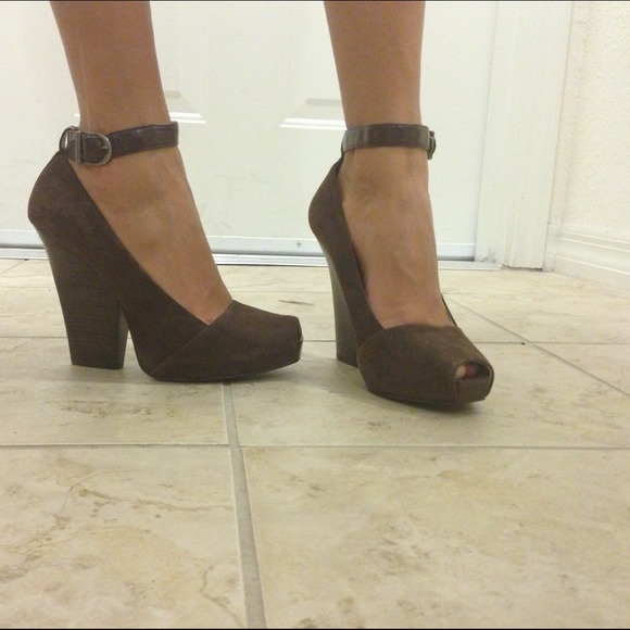 💥💥Reduced 💥💥Suede wedge heel with Key hole - Picture 2 of 3