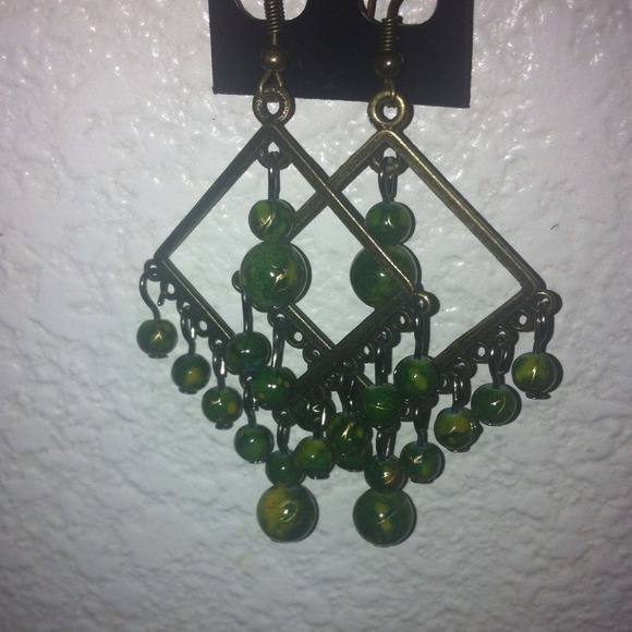 Cute green dangle earrings c;
