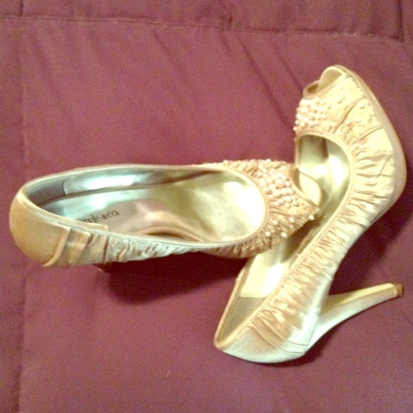 Elegant peeptoe heels