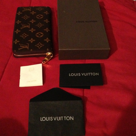 Louis Vuitton Clutches & Wallets - Louis Vuitton wallet - LV
