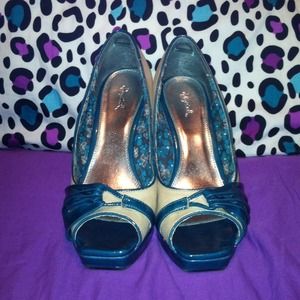 Creme/ Teal open toe wedges