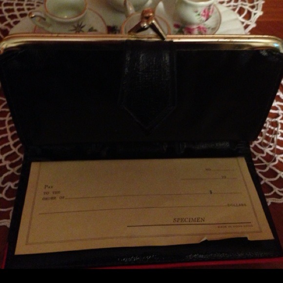 ❌REDUCED❌ Classy Vintage Wallet - Picture 2 of 3