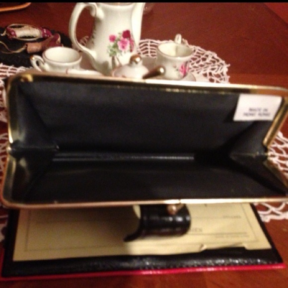 ❌REDUCED❌ Classy Vintage Wallet - Picture 3 of 3