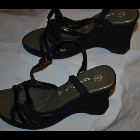 Ladies Heels and Sandals - Picture 2 of 4