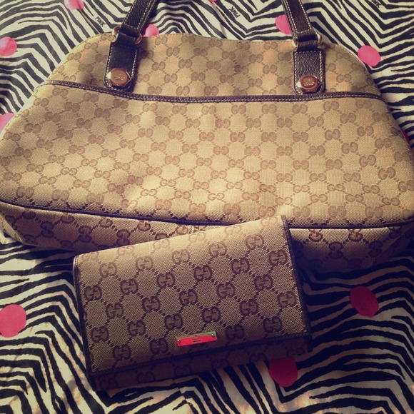 Matching Gucci wallet