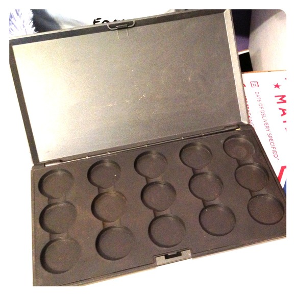 DISCONTINUED MAC Pro Palette