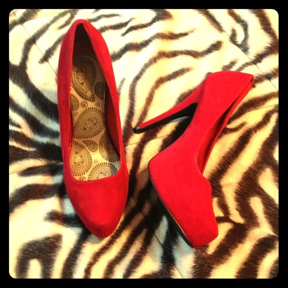Suede red pumps