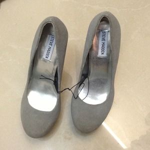 New Steve Madden platform suede gray pumps