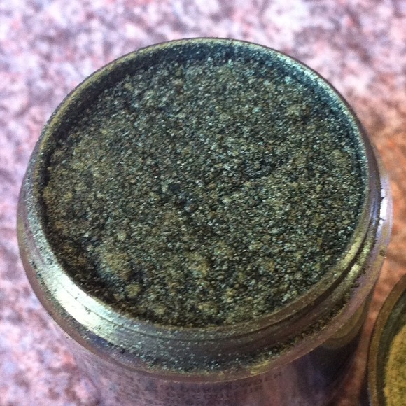 💚SOLD💚M.A.C Green pigment