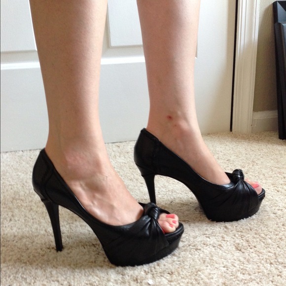 🎀Gianni Bini Platform Peep Toe Pumps!🎀
