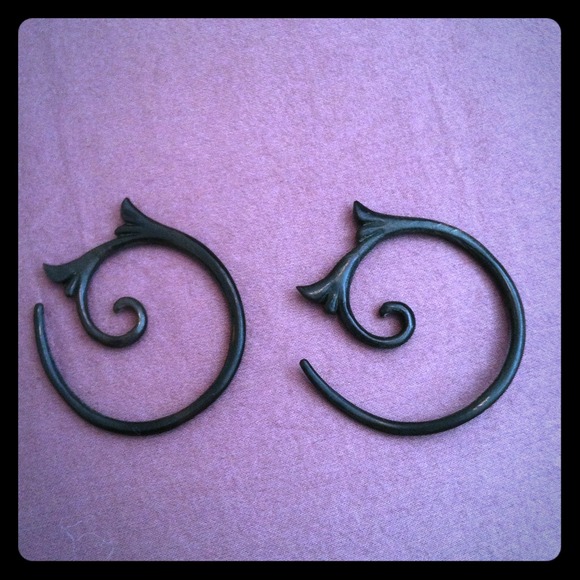 ❌SOLD❌8g hand carved gauges