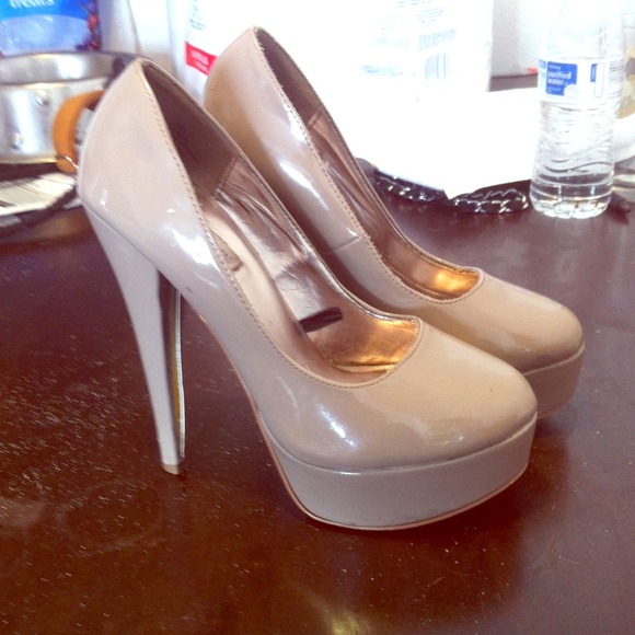 Steve Madden Shoes - Steve Madden tan heels