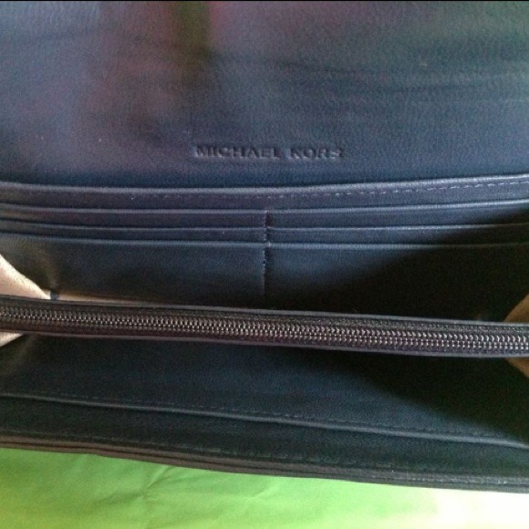 🚫SOLD🚫💯Authentic Michael Kors Quilt Wallet - Picture 3 of 4