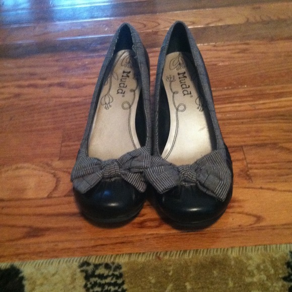 Black wedge shoes
