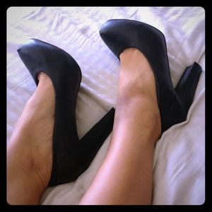 Simple pumps - NEVER WORN -