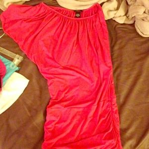 One sleeve of the shoulder tight going out dress