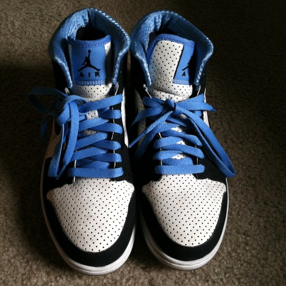 Air Jordan 1's sz6.5Y PRICE NEGOTIABLE