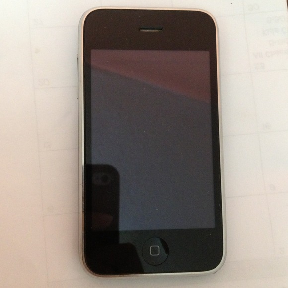 iPhone 3 8GB comes with two free cases