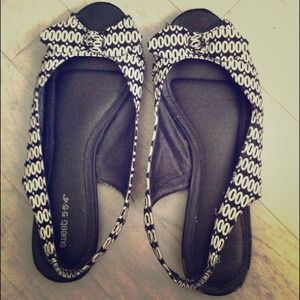 BLACK AND WHITE STRAPY SHOES