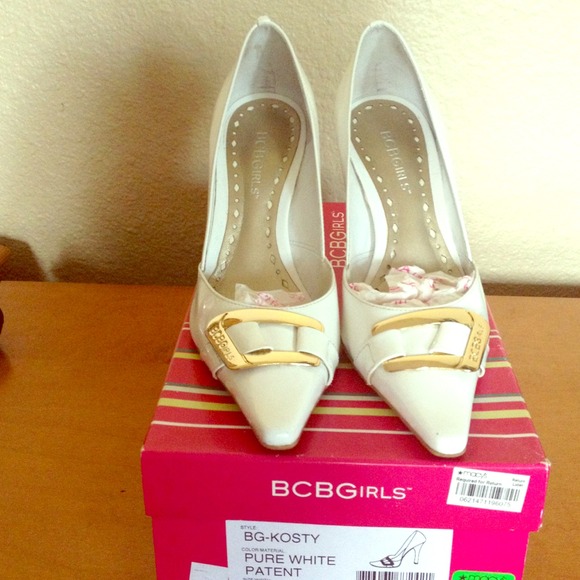 White pumps with gold hardware😍😍🌼