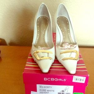 White pumps with gold hardware😍😍🌼