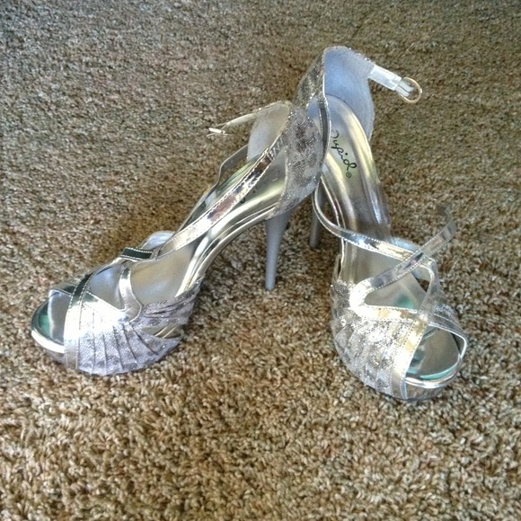 Qupid size 8 sparkly silver leopard print heals