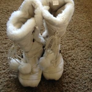Furry top American Eagle snow boots