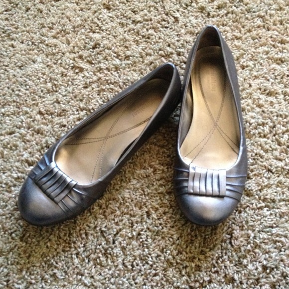 Naturalizer size 8 silver flats