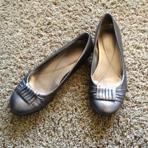 Naturalizer size 8 silver flats