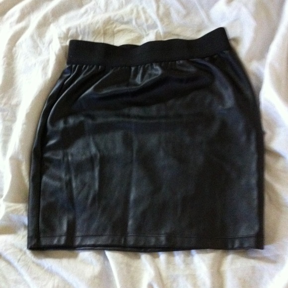 ❌SOLD❌Leather skirt f21
