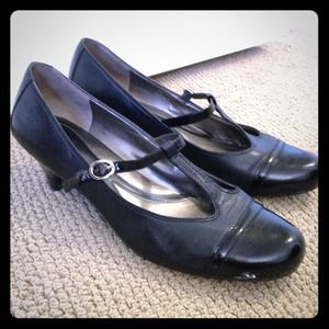 Cute pair of Mary Jane leather pumps, size 10W