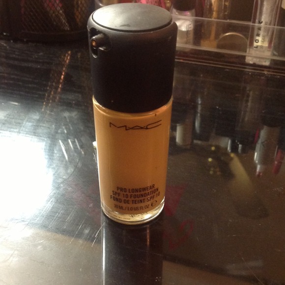Mac Pro long wear foundation