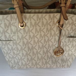 Michael kors jet set logo