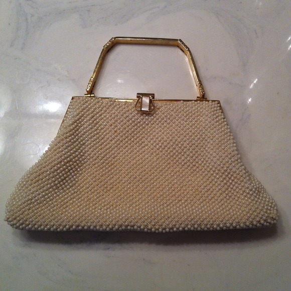 Beautiful Vintage Pearl ivory purse gold accents!