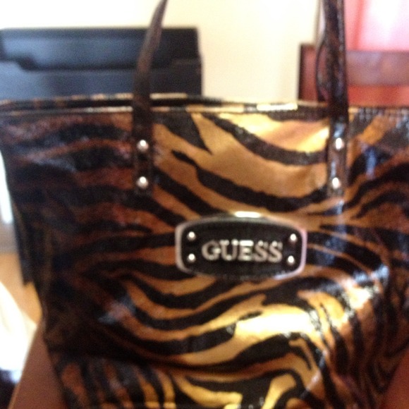 🚫SOLD🚫💯 Authentic Guess purse