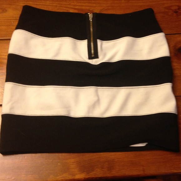 G by Guess fitted skirt - Picture 2 of 4