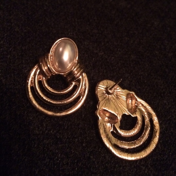 Vintage 90s style Gold Earrings with Pearl Accent - Picture 2 of 2