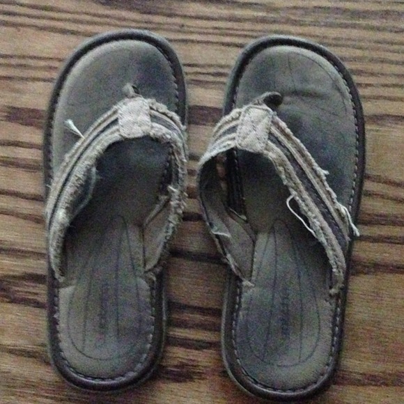 Boys size 4 1/2 sandals