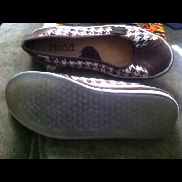 NEVER WORN MUDD FLAT SHOES