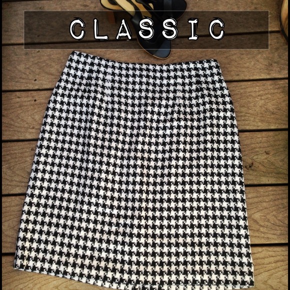 Dresses & Skirts - Classic and sexy houndstooth- VERY TRENDY!