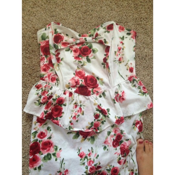 Sold // Floral peplum dress - Picture 2 of 3